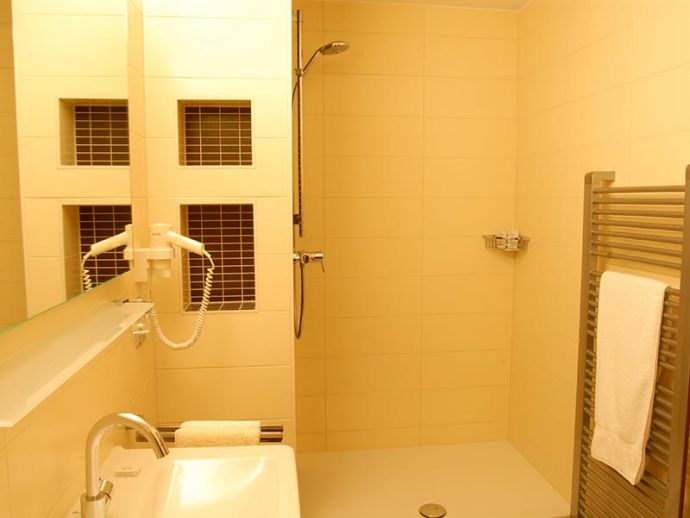 Das Badezimmer des Hotelzimmers - Hotel Sterkel in Rödermark/Urberach